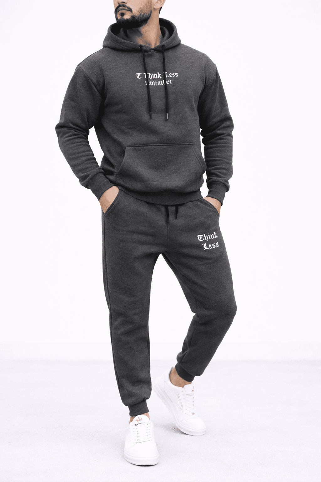 بيجامة رجالية لونها فضي غامق