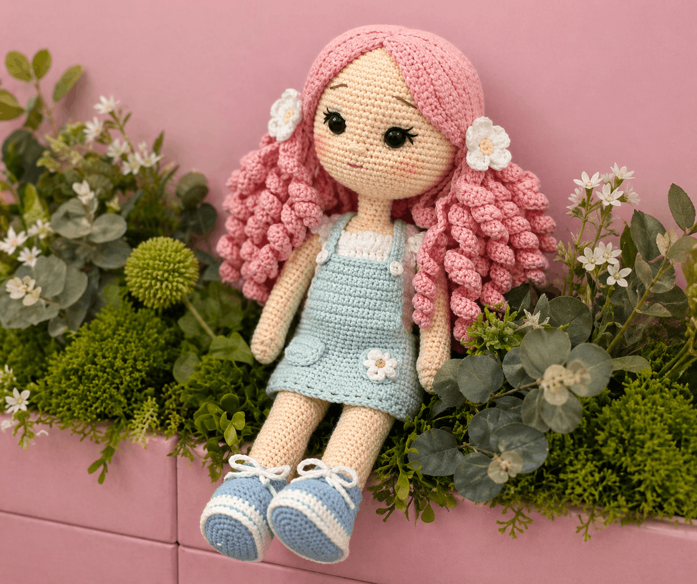 Grote Gehaakte Pop met Roze Krullen en Tuinpakje – 45 cm